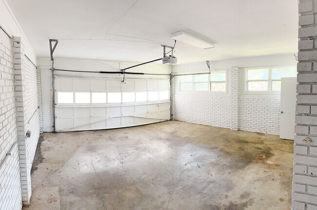 Building Photo - 2302 Brooklawn Dr