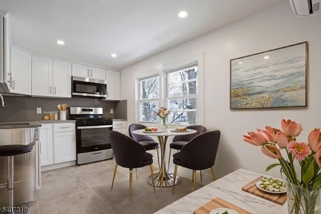 Building Photo - 554 Hort St