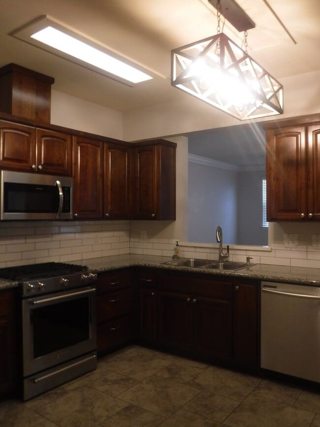 Building Photo - Great 4 Bedroom Condo With Upgrades! Highland Park Subdivision