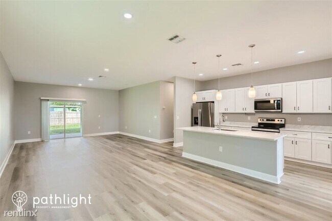 Building Photo - 4 br, 2 bath House - 2106 Diamond Drive UNIT