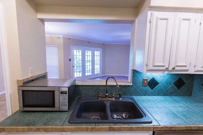 Building Photo - 2 Bedroom, 2 Bath Condo