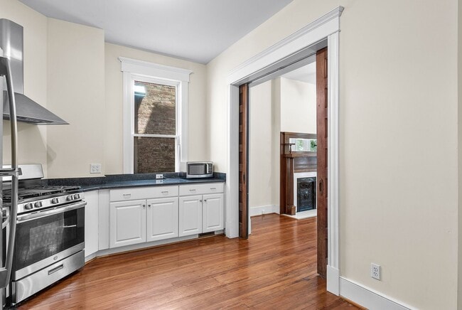 Building Photo - $2,890 / 2 br / 2 ba / 1,400 sqft