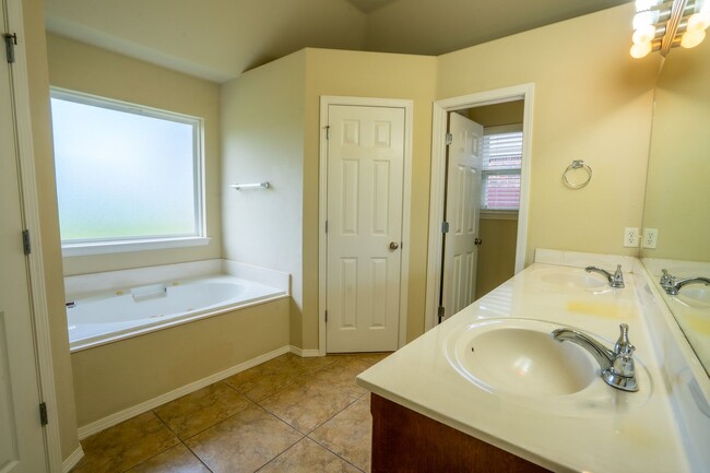 Building Photo - 4 Bed | 2 Bath | Owasso | $2060 | Mid July