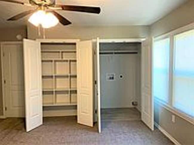 Building Photo - Available August 2026! 2 Bed House Near Downtown Bryan!