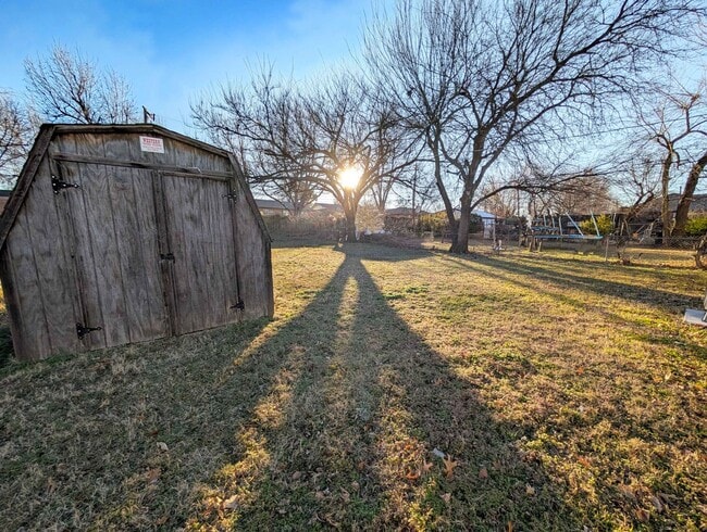 Building Photo - Gorgeous Updated Home in Yukon
