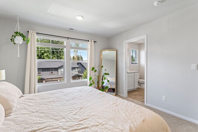 Building Photo - 3BD 2.5BA + Townhouse w/2-Car Garage + AC