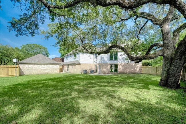 Building Photo - 818 Silvergate Dr