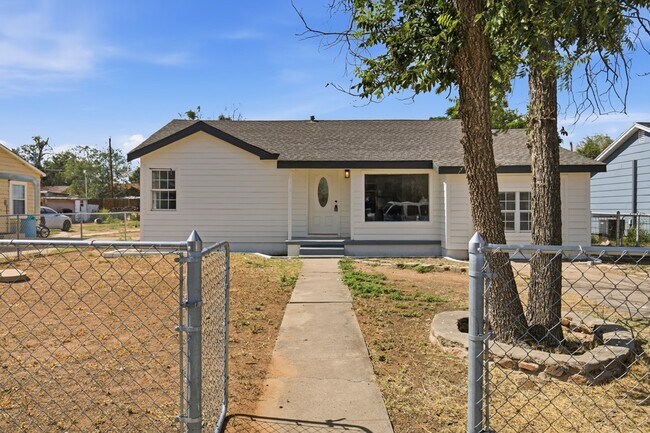 Building Photo - 804 W 20th St