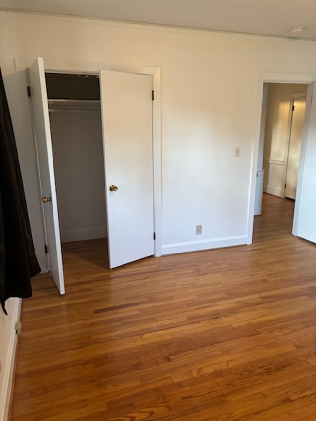 Building Photo - Fantastic Location & Price