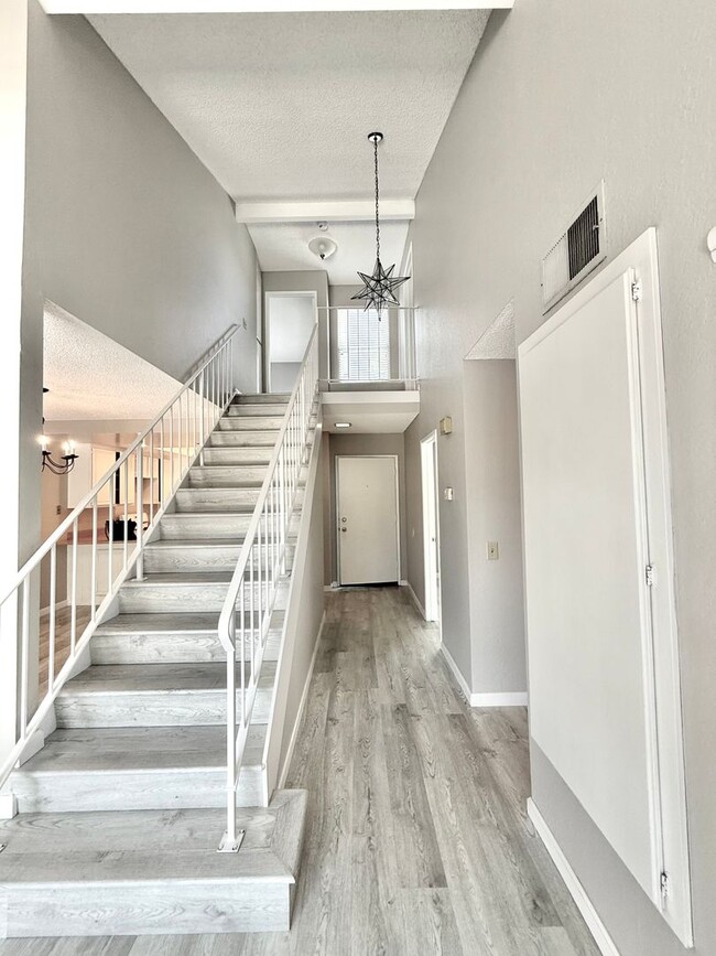 Building Photo - Beautiful 3 bedroom, 3 bath condo in Grand...