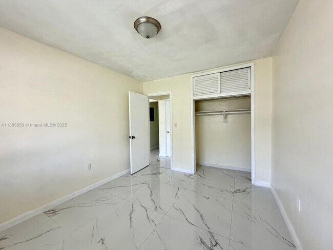 Building Photo - 1371 NE 150th St