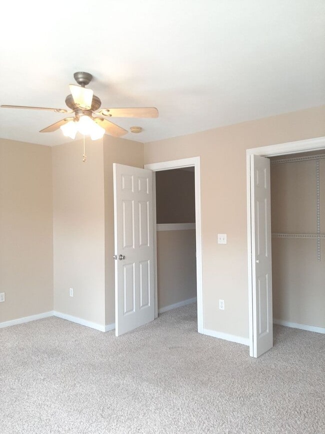 Building Photo - 2 Bed/1.5 Bath Townhouse with Garage - 8/5/2026