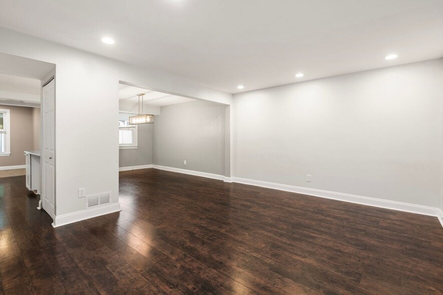 Building Photo - 6420 Thomas Paine Ct