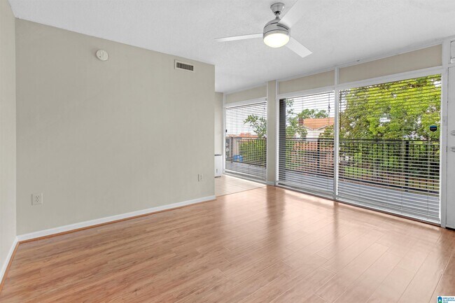 Building Photo - 2990 Rhodes Cir S