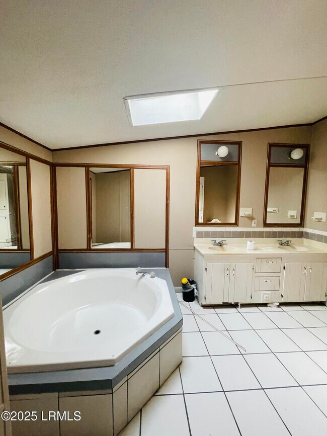 Building Photo - 153 Middlefield Cir