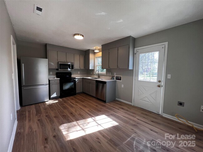 Building Photo - 407 Stirrup Ct