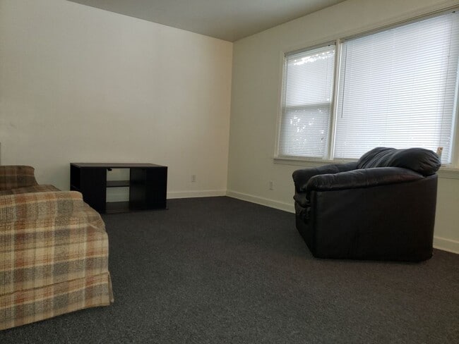 Building Photo - 4-5 bedroom home located on Oakland Ave, o...