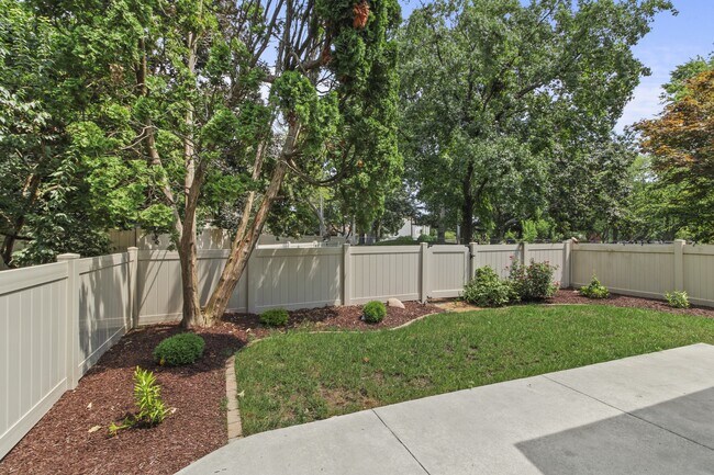 Building Photo - 2304 Melrose Dr