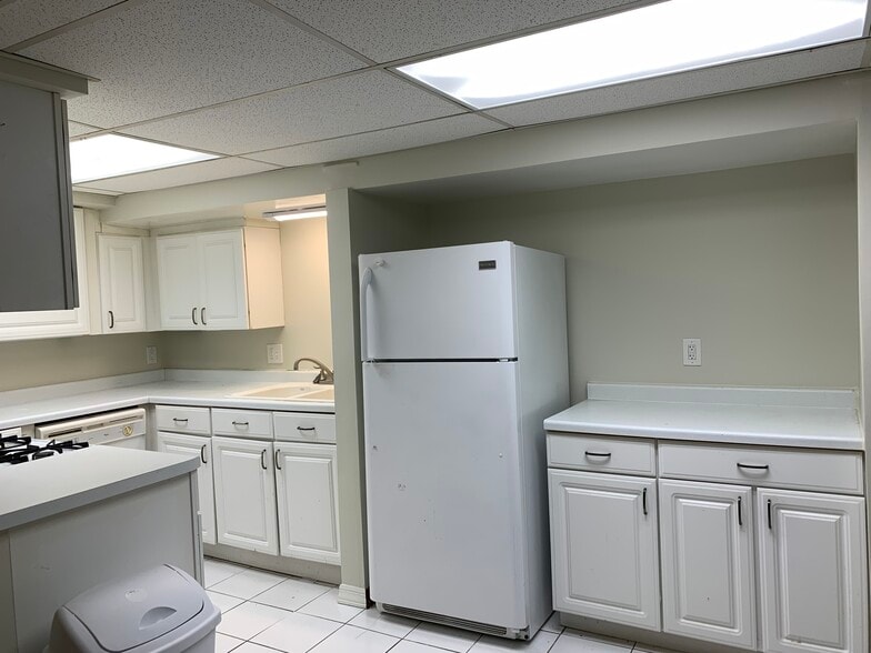 Kitchen - 1321 W Thorndale Ave