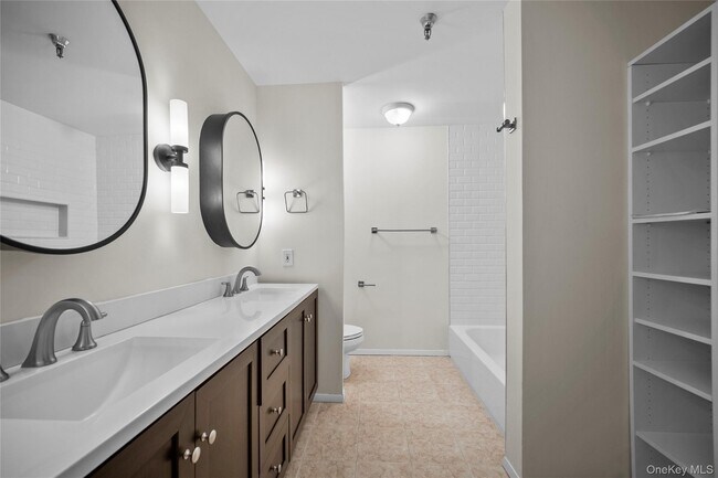 Building Photo - 520 Ashford Ave