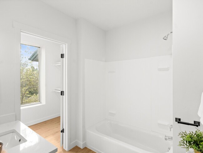 Building Photo - 404 E 5600 S