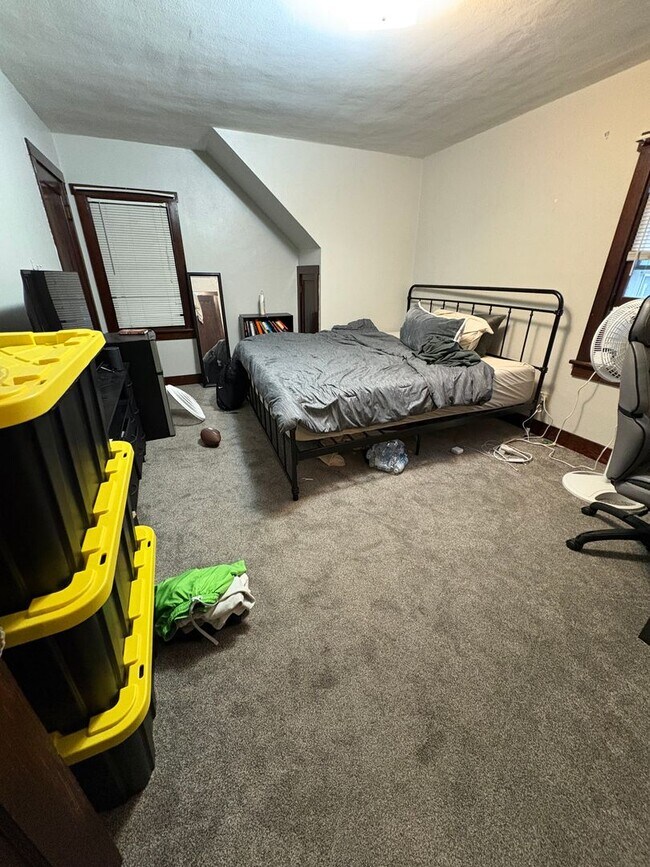 Building Photo - Centrally located 3 Bedroom, 1 Bathroom Apartment