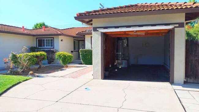 Building Photo - Charming 2bd Duplex With Private Yard & Garage