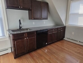 Building Photo - Woodbine St(15)-N