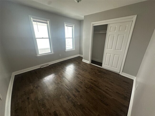 Building Photo - 62 1/2 Dickinson St