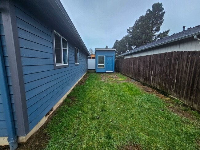 Building Photo - 599 Page Ct