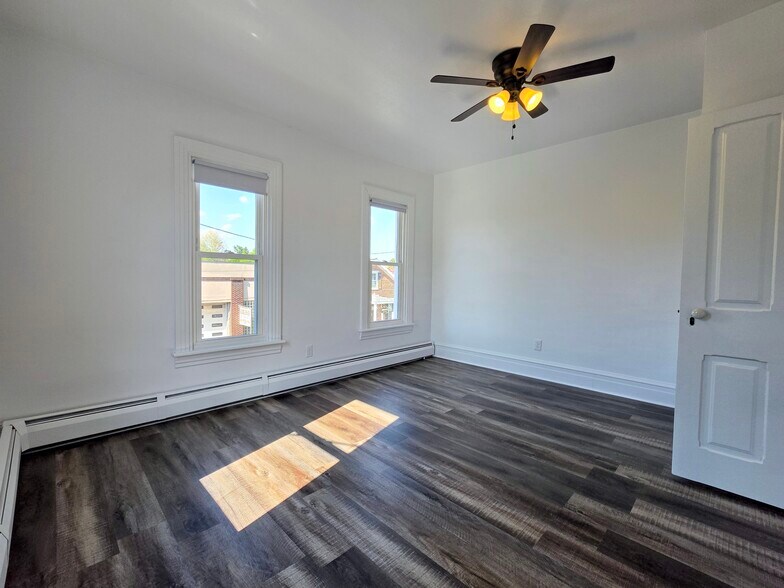 Building Photo - 4 E Muth Ave