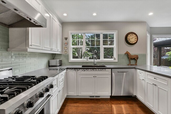 Building Photo - Lake Oswego Perfection