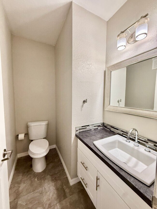 Building Photo - Immaculately updated 3/2.5 Three-Story Maitland Condo in Visconti!