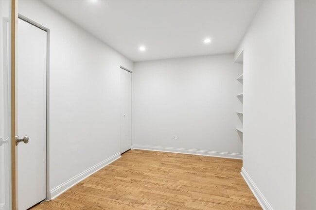 Building Photo - 1140 W Cornelia Ave