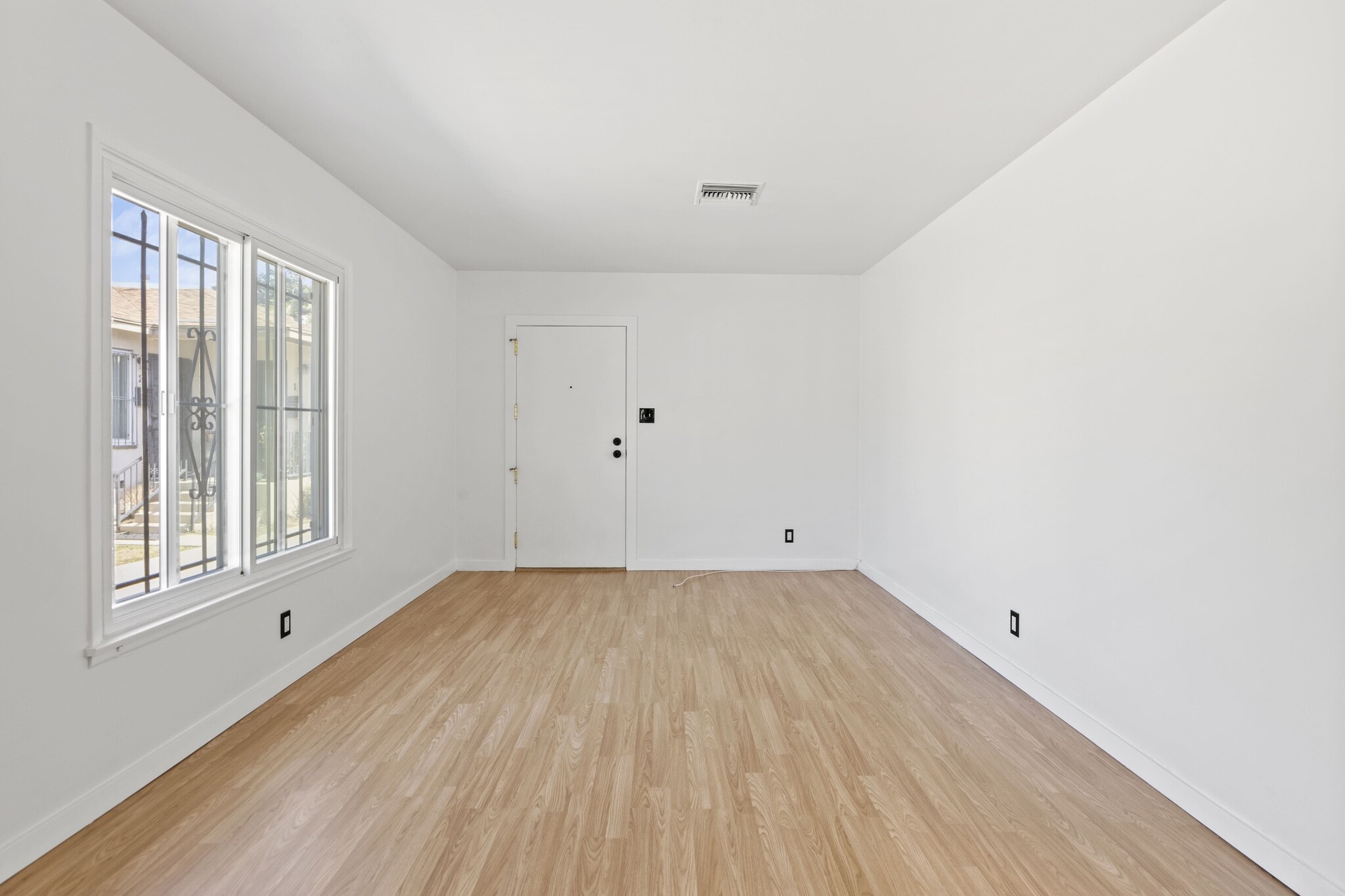 Building Photo - 9813 S Van Ness Ave