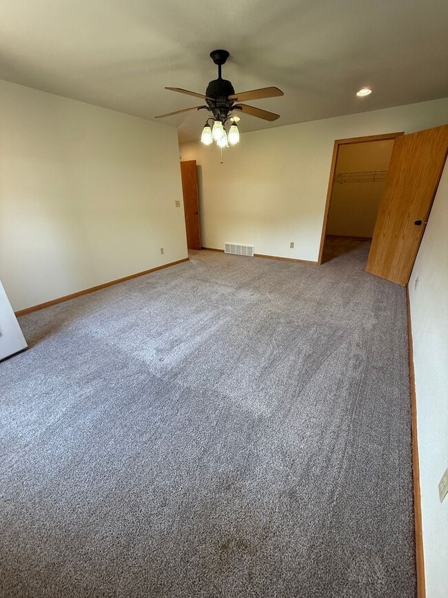 Building Photo - Large 3-Bedroom Condo for Rent!