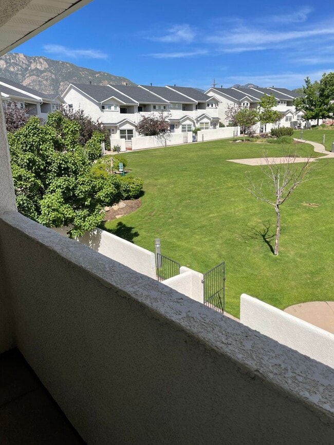 Building Photo - 986 Mountain Crest View