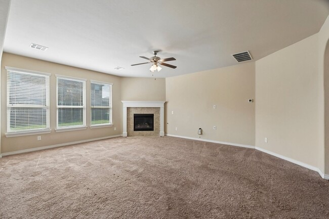 Building Photo - 3 bedroom 2 bath near Paycom!