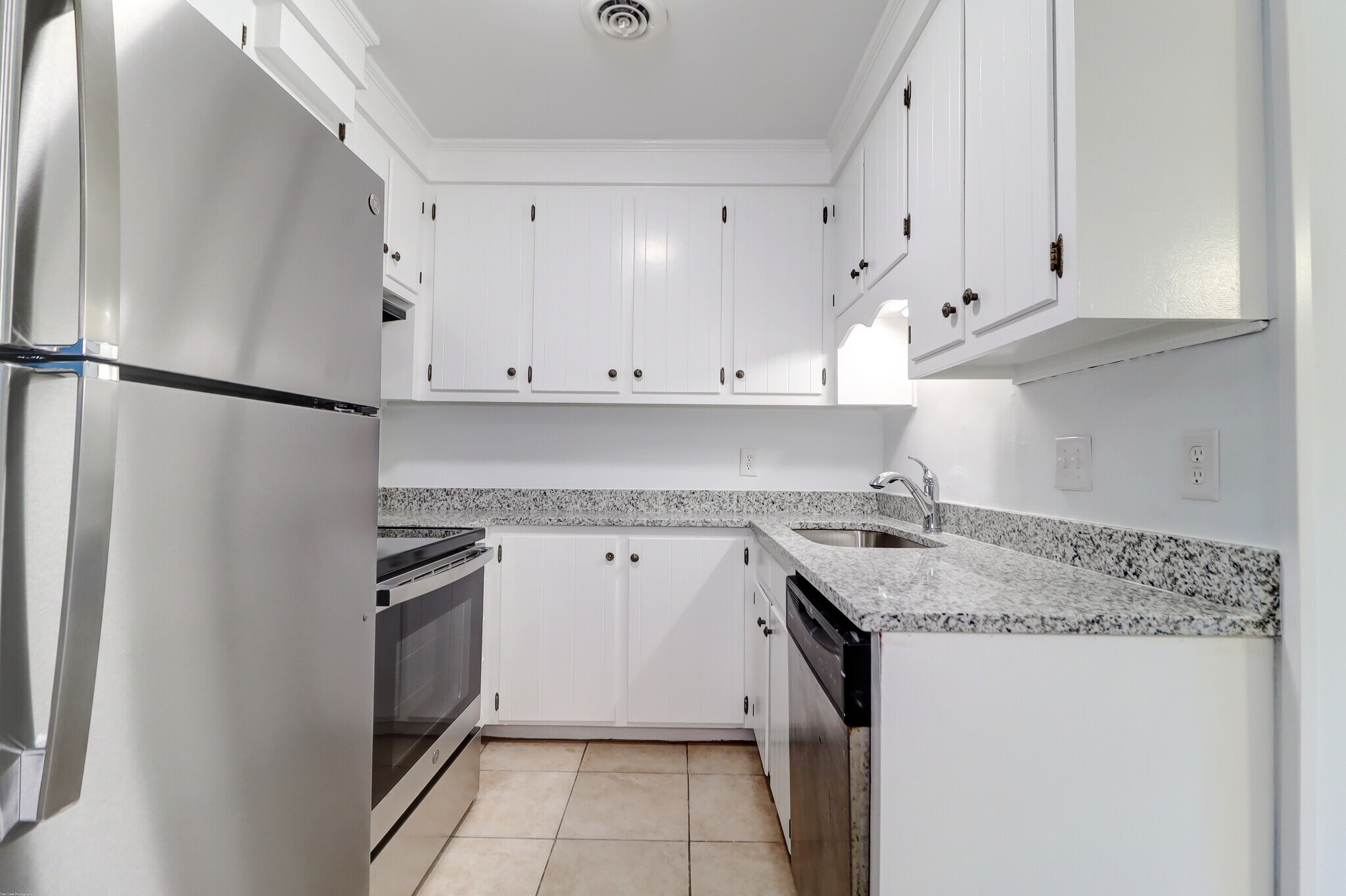 Building Photo - 1618 Poinsettia Rd