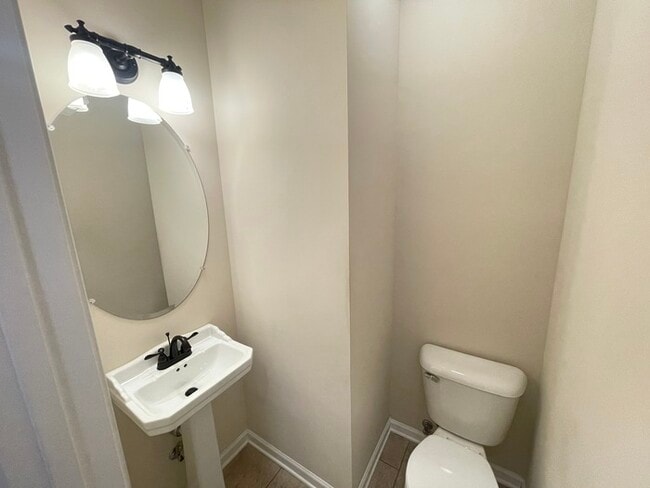 Building Photo - White House townhome- lawn care included, 1 car garage!