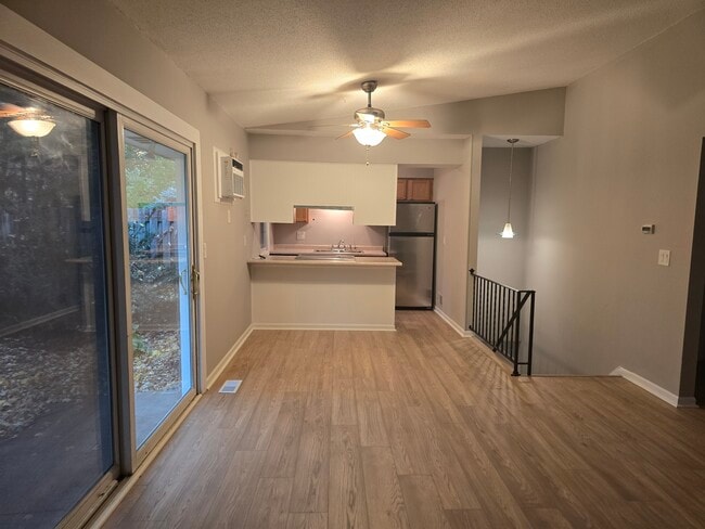 Building Photo - 5580 Shorewood Ln