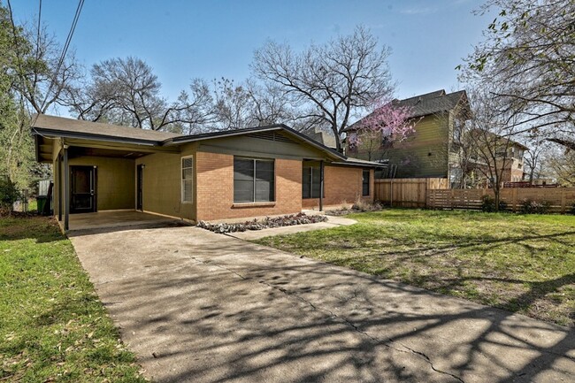 Building Photo - Charming 3 Bed 2 Bath Hyde Park Home for A...