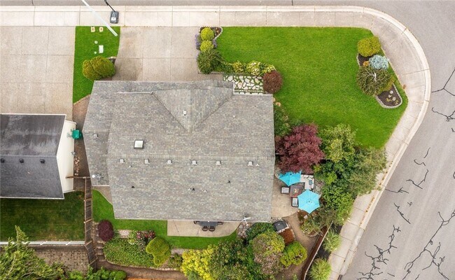Building Photo - A Gorgeous Home with 4 Bed and 2.5 Bath