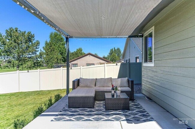 Building Photo - Large 5 Bedroom 3 Bath Home in Meridian _ Dog Friendly!