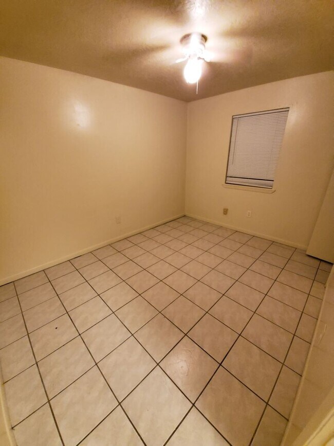 Building Photo - 2 bedroom /1 bath Fourplex in North Bryan!...
