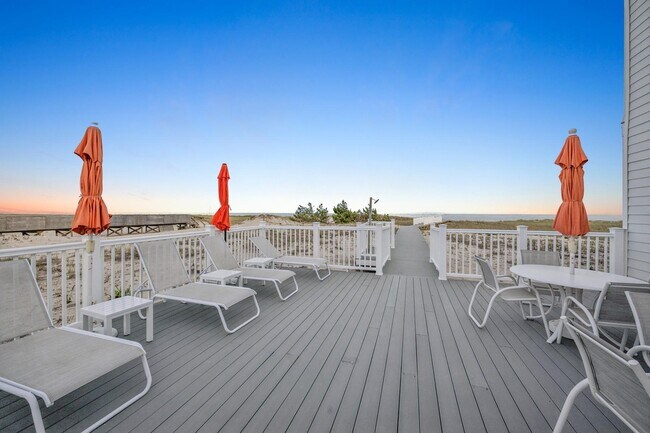 Building Photo - 473 Dune Rd