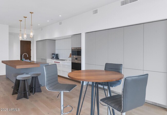 Building Photo - 5000 N Camelback Rdg Dr