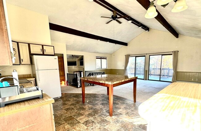 Building Photo - 253 Linderhof Strasse