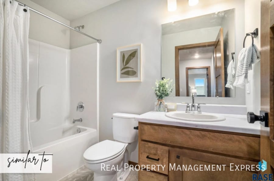 Building Photo - Modern & Spacious 3-Bedroom Townhome on Sioux Falls’ West Side