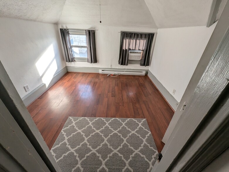 The same bedroom, just shown empty as rented - 3404 Baltimore Ave